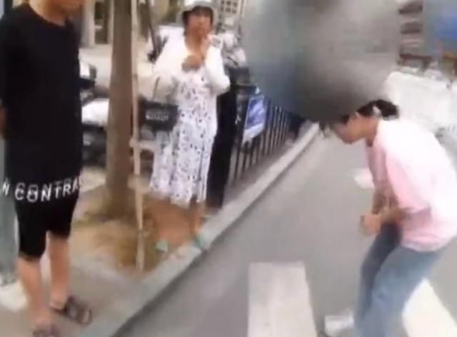  女孩|17岁女孩无钱赔付追尾轿车，遇路人凑款垫付，弯腰道谢：工资拿了就还