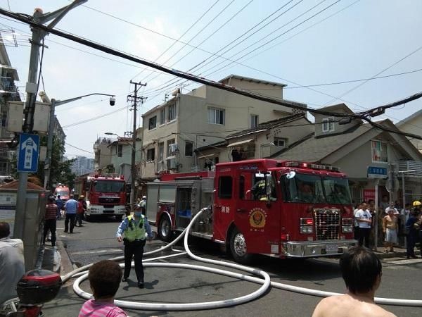  现场|黄浦区四牌楼一老式民宅着火 现场黑烟滚滚