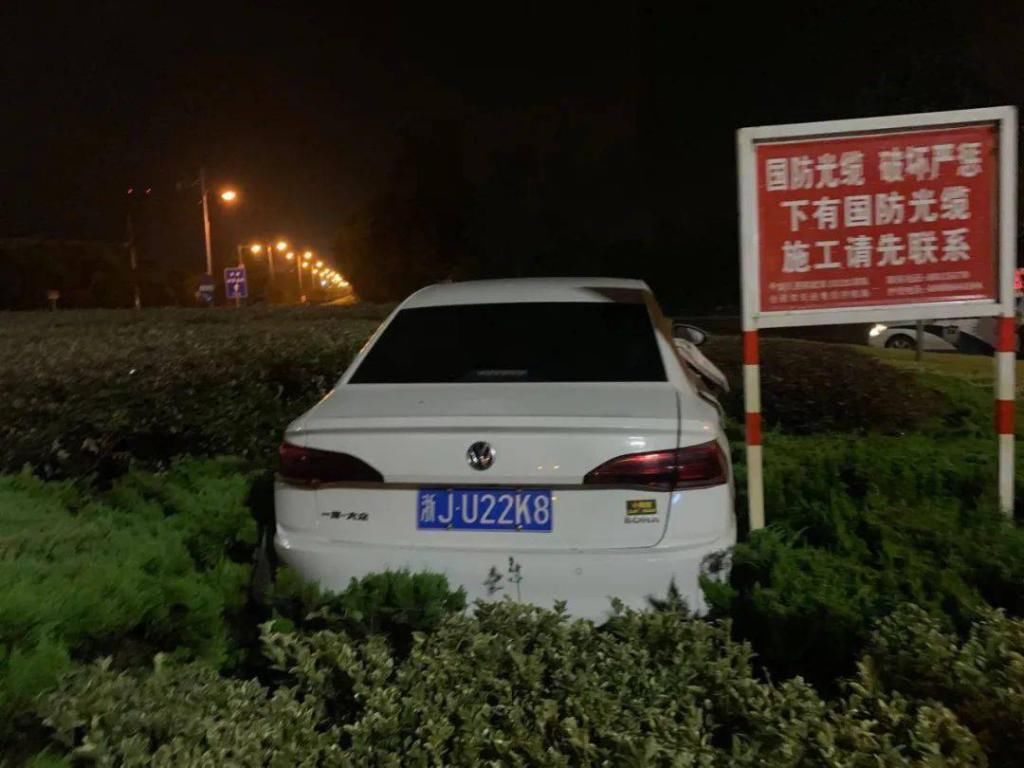  飞进|夫妻吵架，男子醉酒驾车离家出走！老婆一个电话，男子将车飞进了花坛中