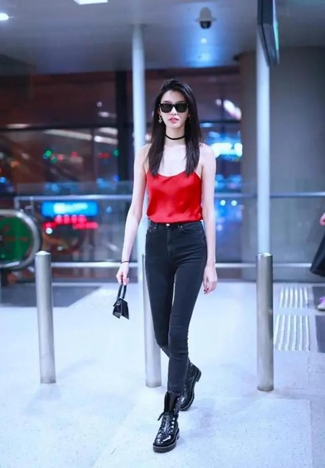 版型|奚梦瑶国外走红毯真拼，穿蓝色吊带连衣裙还高开叉，气场太强大