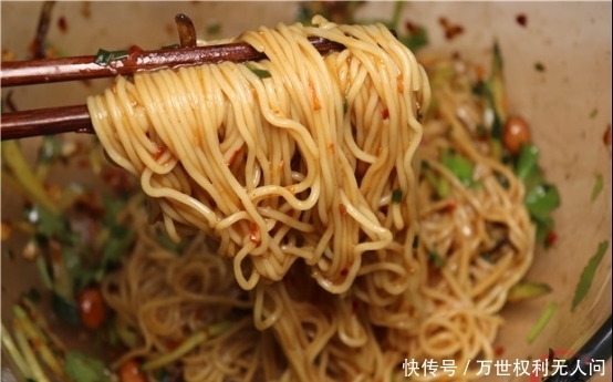 老板|煮面条最忌水开下锅,20年面馆老板:学会这3步,面条爽滑又筋道