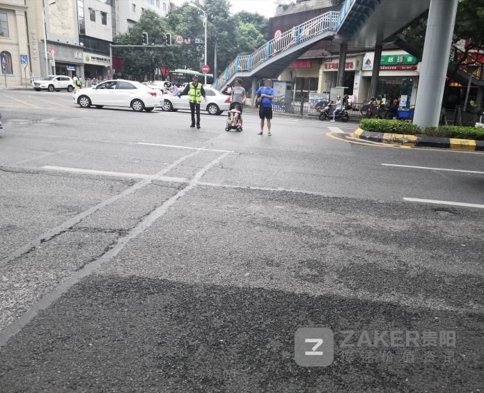 横穿马路|延安西路和延安中路：有天桥不走 为何横穿马路？