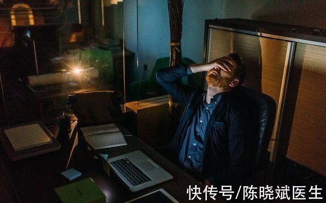 几点睡觉更容易不得癌症(晚上哪个习惯，可能会招惹癌症的到来?)
