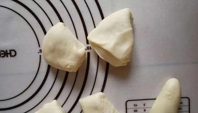  奶黄|超好吃的奶黄小餐包，松软香甜，一口咬下去根本停不下来！