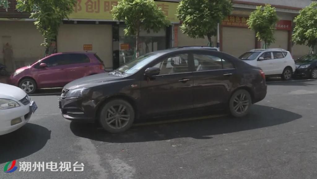 路段|潮州福安路段道路中间停放着近10辆私家车，把路面当成了自己的停车场