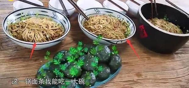  节目组|黄磊做饭，摄像师不小心穿帮，网友大呼原来都是节目组准备好的