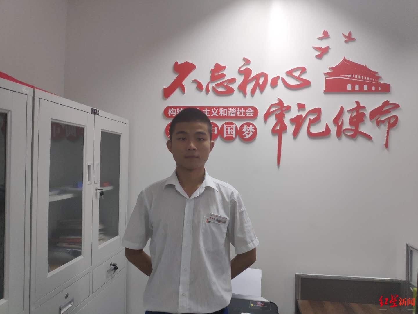 下车|这一幕很暖！暴雨中他为下车乘客撑伞，自己却淋湿了后背