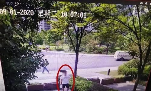 门缝|变态！男子潜入女厕贴地伸头进门缝里偷窥 面对质问还称自己是女生