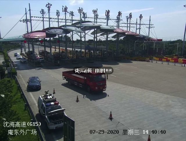 货车|看美女可提神?危化品货车司机一边开车一边看手机直播