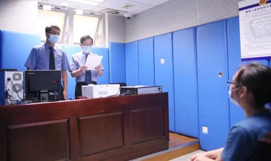 人民|惊呆！为“帮”弟弟 他将 25 公斤黄金扔进河里