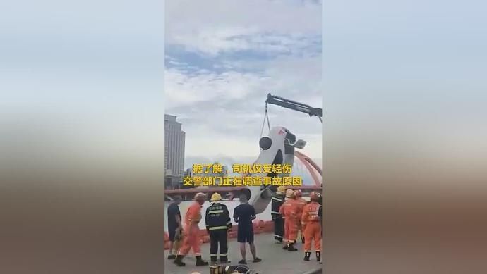 掉进|怎么回事?这辆车竟冲过护栏掉进旌湖,幸好……