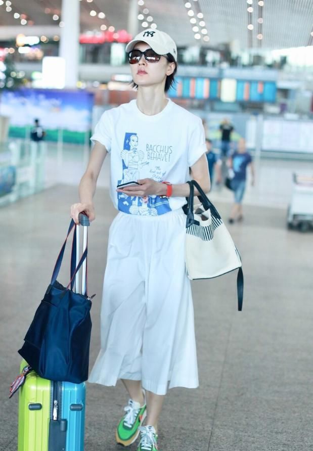  杜鹃|杜鹃身材太瘦了，腋下包包显得她十分娇小，无袖上衣更是显身材