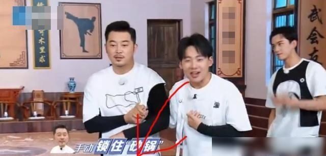  老人|两个《奔跑吧》年轻人“残忍欺负”一个老人