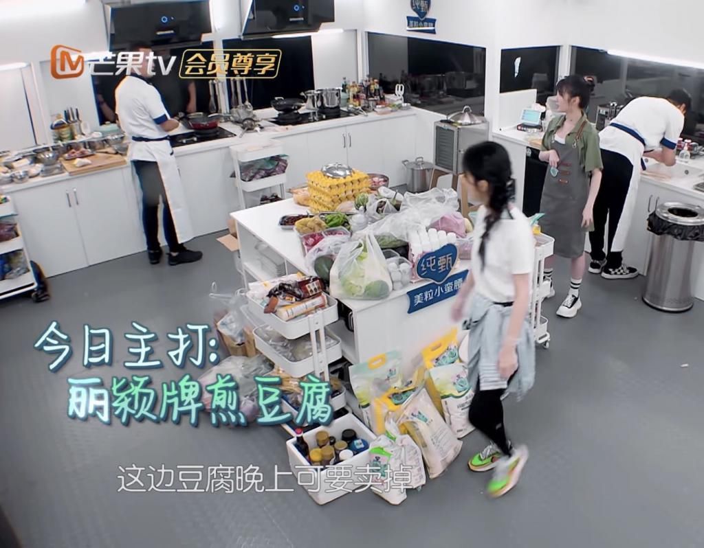  中餐厅|《中餐厅》赵丽颖槽点多？饭后先换衣服，让黄晓明送咖啡自己早休息