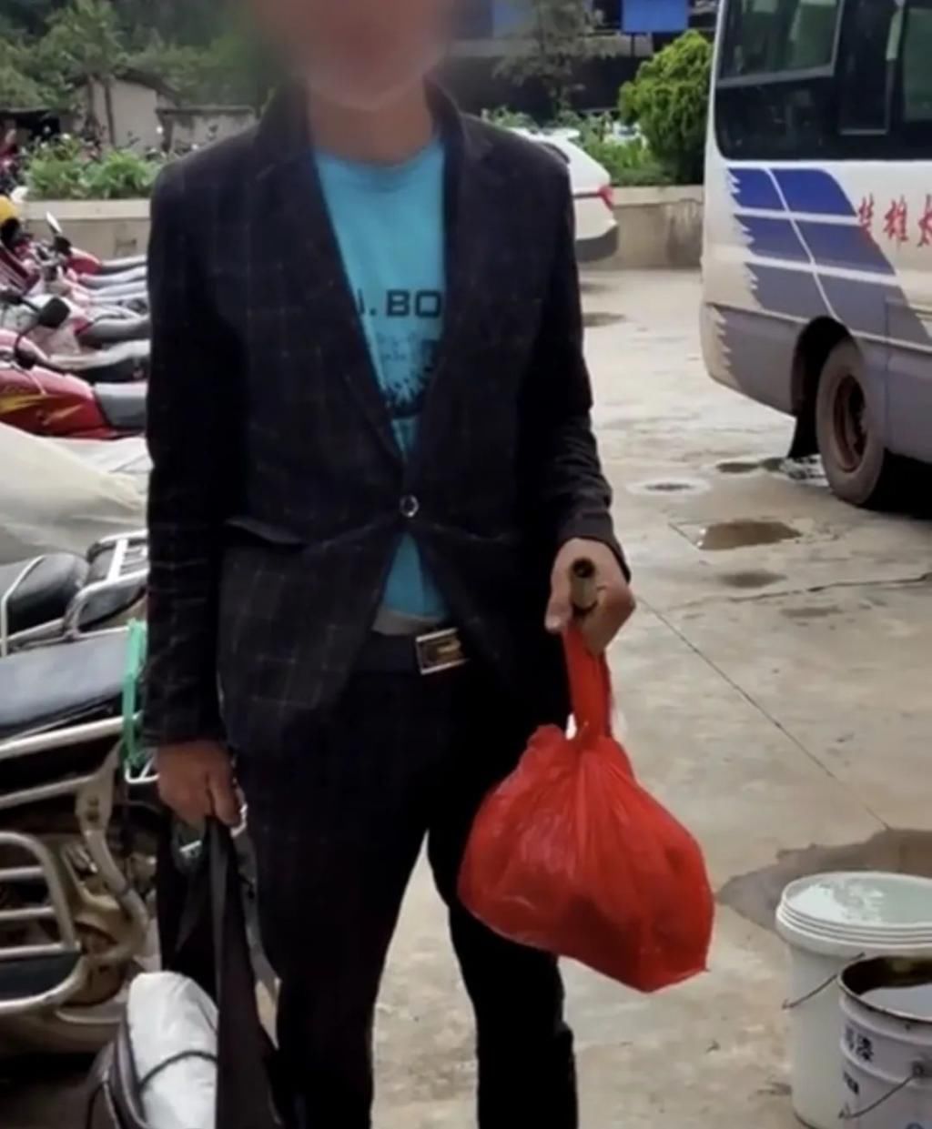  镰刀|男子自称“侠客”，持长笛镰刀、戴塑料袋浪迹天涯