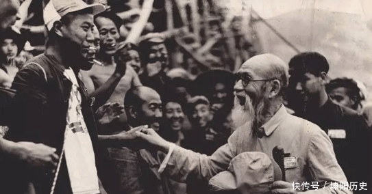 当场|土匪: 把钱交出来, 此人说没钱, 土匪打开行李后, 却当场跪下了