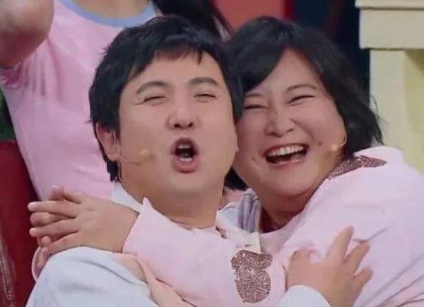  意外|《王牌》台上潘长江意外摔倒，沈腾一句话机智救场，不愧综艺王！