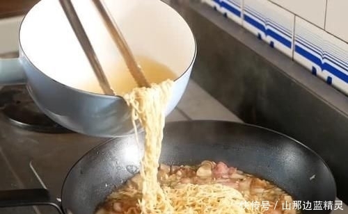  每次|每次都炒糊？大厨教你：煮出Q软不烂的炒泡面有3个诀窍！