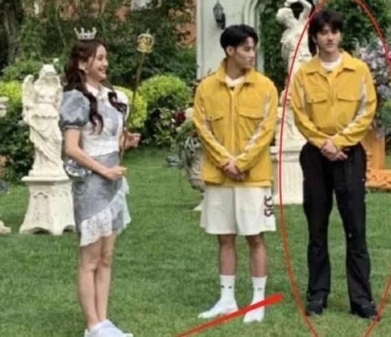  baby|《奔跑吧》ｂａｂｙ专场，登场时男嘉宾神态各异，蔡徐坤表情亮了