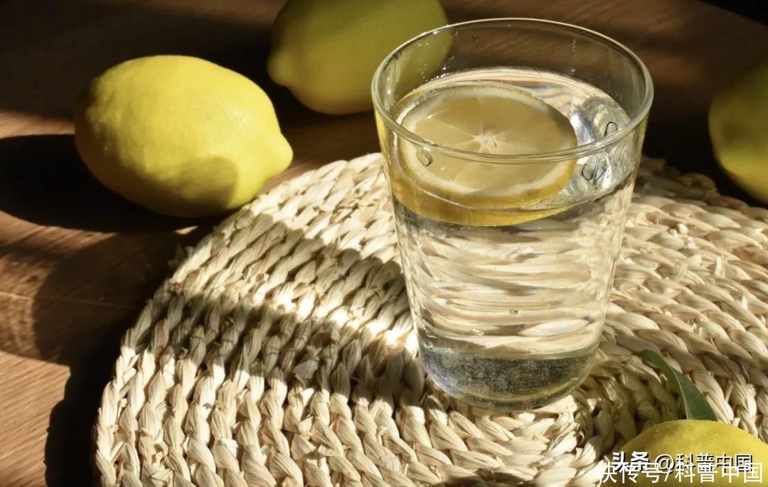 夏天喝柠檬水有什么好处(家人们，夏天尽情喝柠檬水吧！)