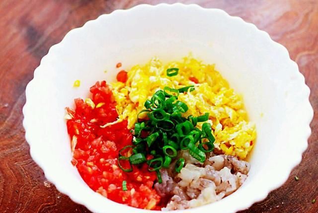 包好|用西红柿包饺子,看酒店厨师怎么操作,简单几下就包好,好吃