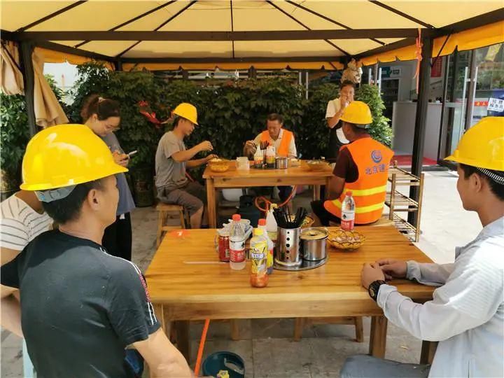  转向失控时|轿车在高速上撞得稀烂，司机这样解释……这个习惯很多人都有！