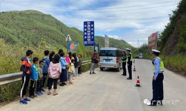车违法载|冷汗直流!再看几起非法载客、超员案例! | 畅行中国 交警同行