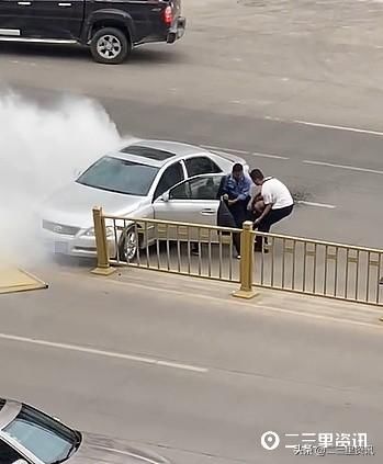  被困|车撞护栏直冒白烟，司机昏迷被困，3名热心市民冲上去施救