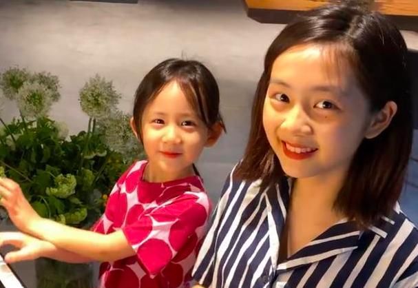  家务|黄磊儿子待遇差，昔日跟黄少艾出门自己坐，黄多多做家务还抱弟弟