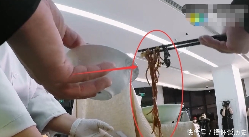  挑战|跑男挑战怪味拌面，看到李晨帮baby夹了多少，确定是给女生吃的？