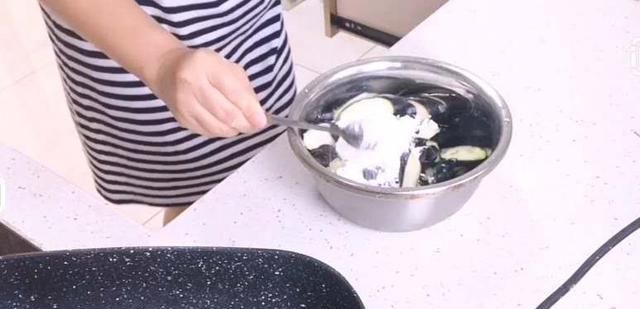 做法|鱼香茄子这样做最好吃，鲜香味美滋味浓郁又少油少盐更健康的做法