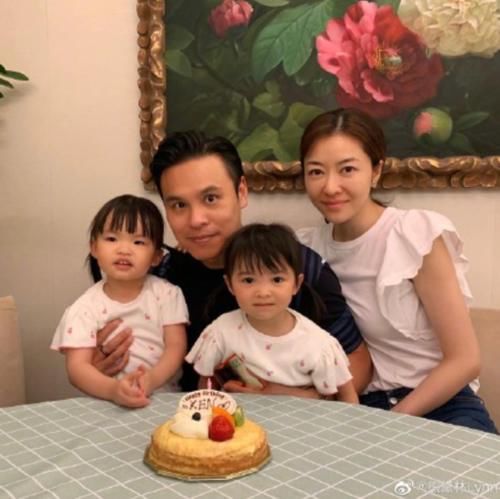  颜值|熊黛林罕晒全家福，憔悴沧桑状态大不如前，双胞胎女儿颜值差距大