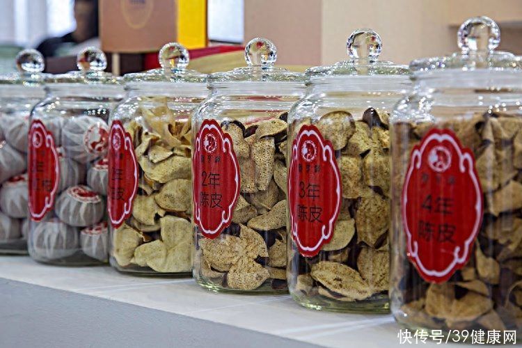 陈皮泡水喝对身体有哪些好处(坚持用陈皮泡水喝，身体能收获什么好处？和5物搭配养生效果更佳)