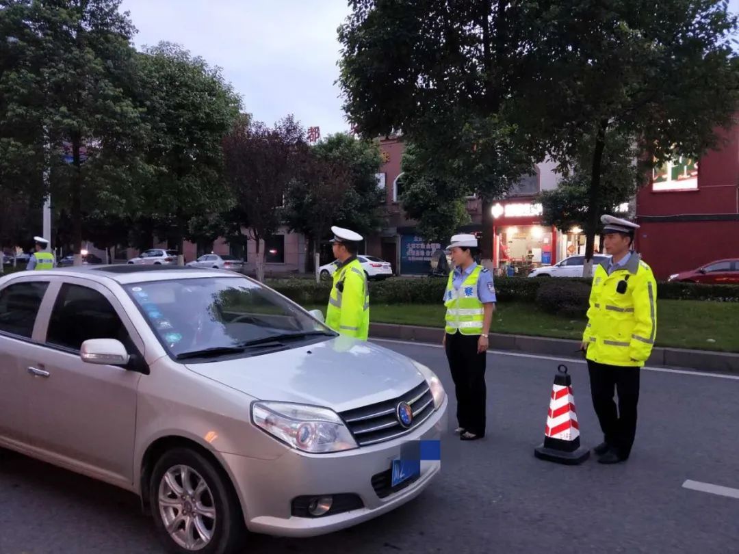  夹江|快看！夹江交警周末夜查统一行动，6名“醉猫”落网