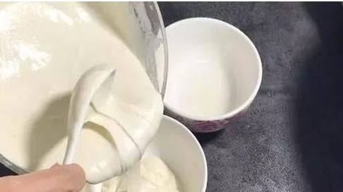 好吃|北方人最爱的糕点,搅一搅蒸一蒸,撒上葡萄干,比发糕好吃10倍