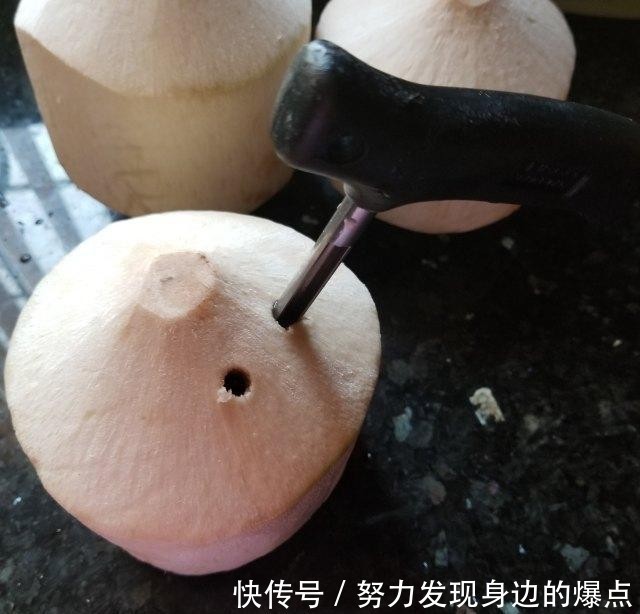 滋润|椰青猴头菇鸡汤，清甜滋润养胃