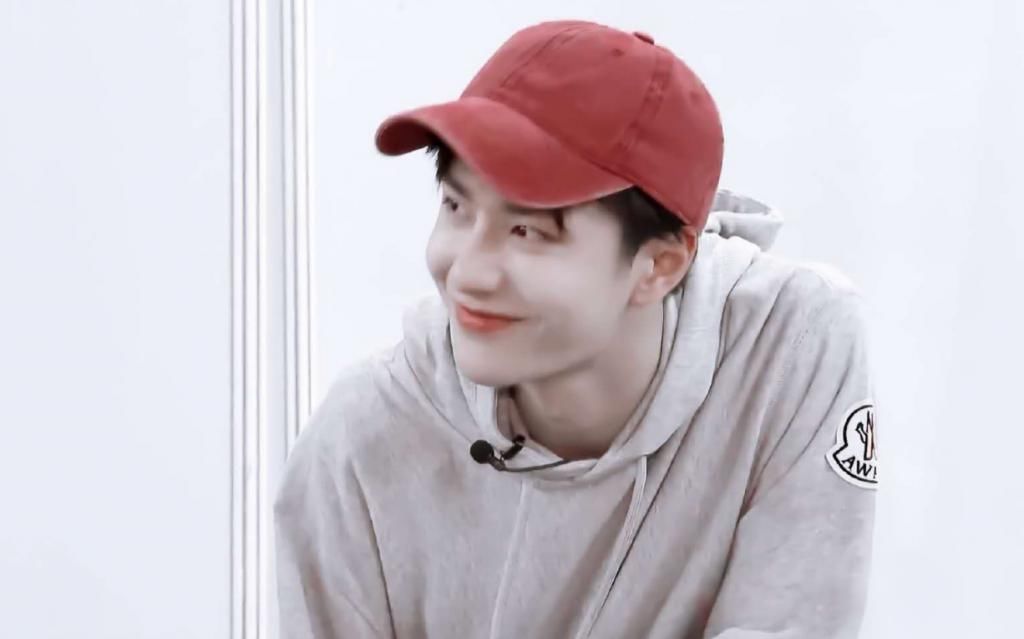  布布|《街舞》王一博与布布battle，迅速学会小绝招，膝盖却承受不住了