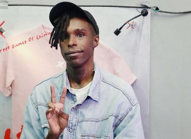  翻车|王一博秀魔术连续翻车，但布布过于捧场，黑人问号脸绝了