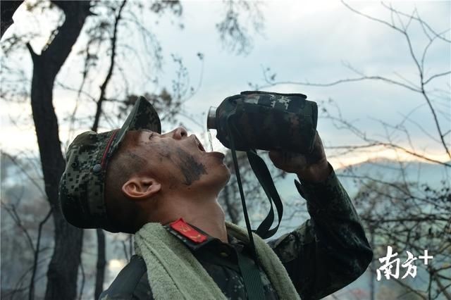  扑打明火|多图｜奋战4小时，扑灭山火！请记住他们奋战的身影