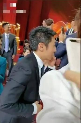  稳居|108位主持人齐聚央视，董卿稳居c位，撒贝宁一脸疲态