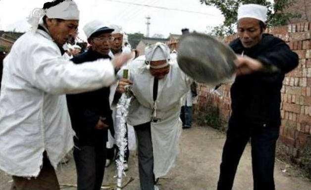 农村|农村出殡时，家中长子手持瓦盆摔碎，为啥要和瓦盆过不去？看完解开疑惑