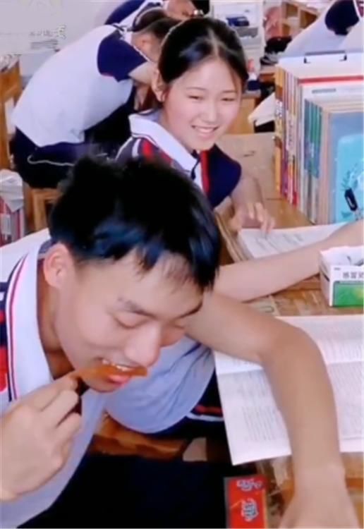 青春|男生午休偷吃辣条被班主任逮住，同桌表情亮了，网友：青春的样子