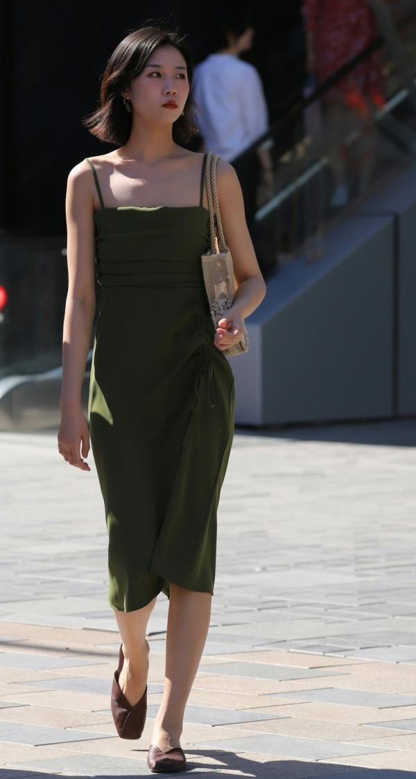 风衣|街拍：美女边走边打电话，休闲风衣的搭配帅气大方