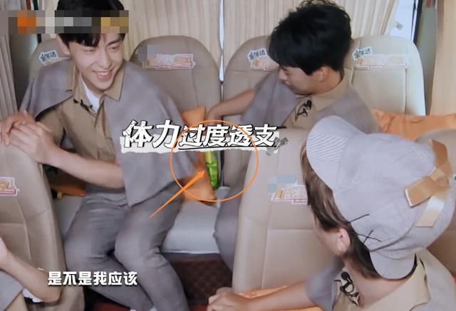  期节目|见到邓伦上车后，郭麒麟默默做的小动作引关注，暴露真实家庭素养