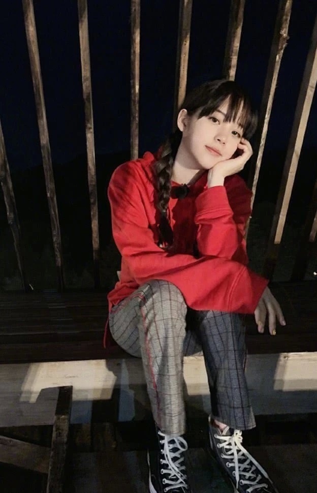 男粉|欧阳娜娜遇生理期却穿1公分短裙,当她侧身扭臀,男粉们要看尬了