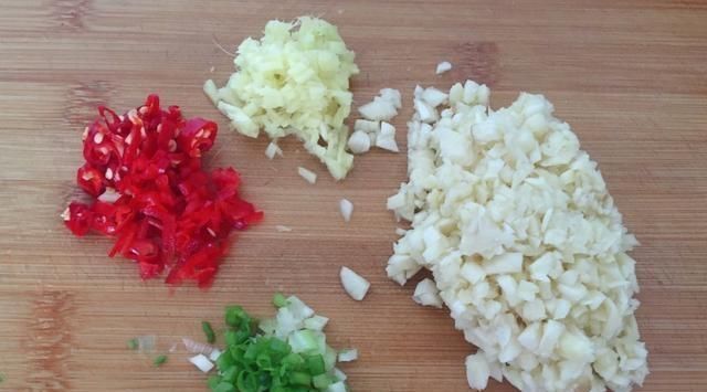  猪肉|这是吃五花肉的新方法，这是用水和大蒜煮的，他很肥但不油腻