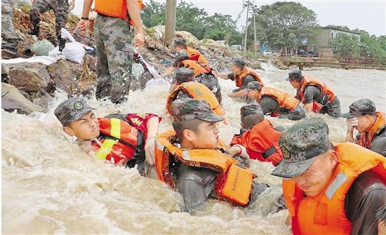 团军某合成|江西都昌圩堤遇险，驻浙部队官兵跳入水中封堵缺口