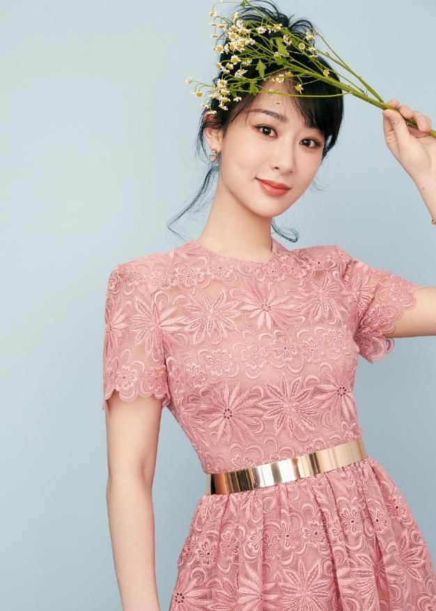  终于|终于等到杨紫化眼妆！形象大变如“整容”，减肥后美出新高