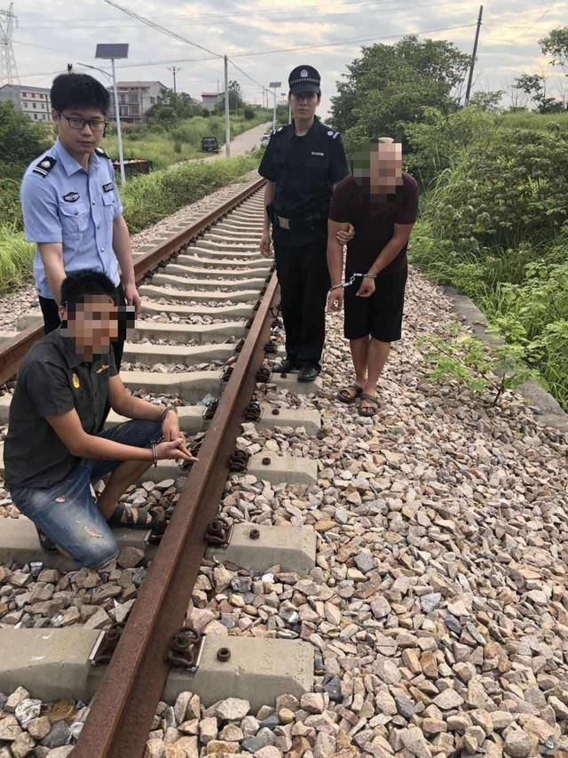  报废车|连买报废车只为偷铁路，遇民警慌张中扭断车钥匙