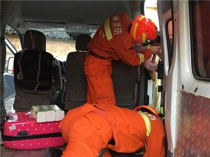  吓人|吓人！女孩头部被车门栓穿刺 消防员及时施救转危为安